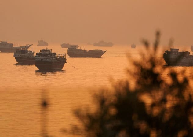 Barcos en el estrecho de Ormuz, vistos desde Musandam, Omán, el 16 de junio de 2026. 