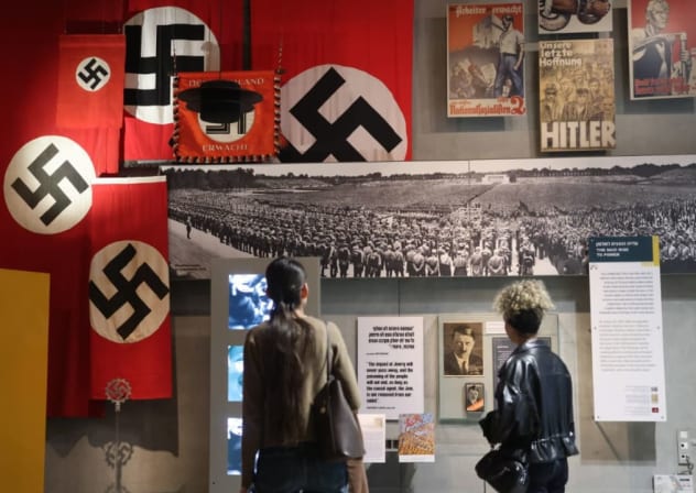 El público contempla las exposiciones de Yad Vashem el 13 de abril de 2026.