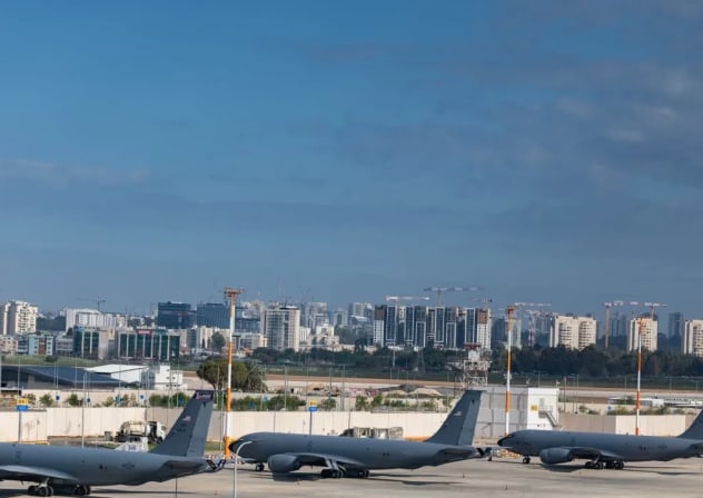 Varios aviones de reabastecimiento en vuelo Boeing KC-135 Stratotanker de la Fuerza Aérea de EE. UU. están estacionados en el Aeropuerto Internacional Ben Gurión, cerca de Tel Aviv, el 25 de febrero de 2026.