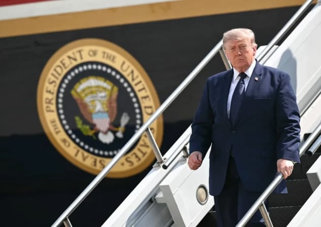 El presidente de Estados Unidos, Donald Trump, desciende del Air Force One a su llegada al Aeropuerto Internacional John F. Kennedy de Nueva York, Nueva York, el 17 de julio de 2026. 