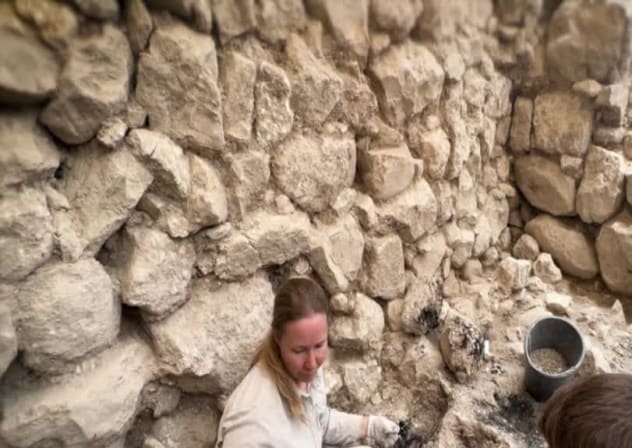 Vigas de madera carbonizadas que datan de la destrucción del Primer Templo, descubiertas en Jerusalén el 20 de julio de 2026. 