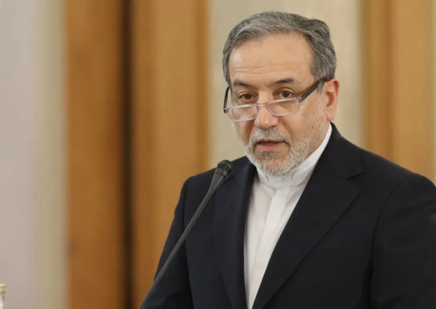 El ministro de Asuntos Exteriores iraní, Abbas Araghchi, interviene durante una rueda de prensa conjunta con el ministro de Asuntos Exteriores turco, Hakan Fidan (que no aparece en la imagen), en Teherán (Irán), el 30 de noviembre de 2025.