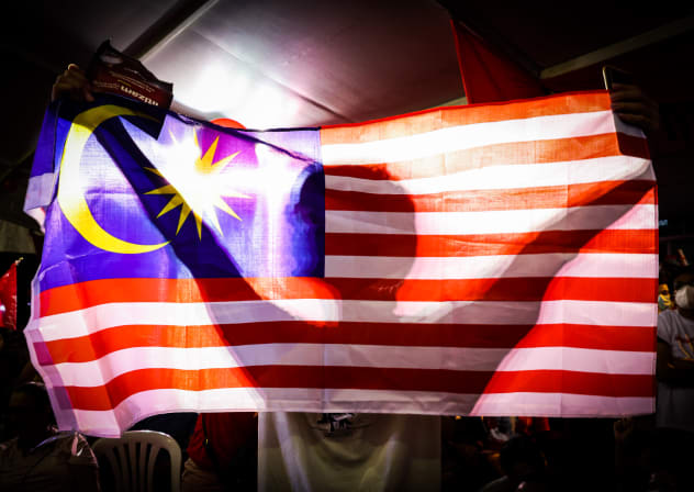 A supporter of Malaysia's opposition leader Anwar Ibrahim, chairman of the Pakatan Harapan (The Alliance of Hope) coalition, holds a Malaysia flag during an election campaign rally on November 16, 2022; file photo.