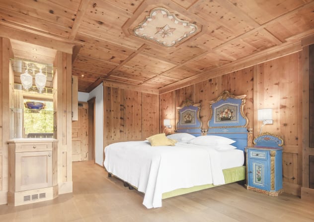 LA PERLA was established in 1956, when Ernesto and Anni Costa opened a small guesthouse in this well-known ski area just opposite the family’s traditional home.