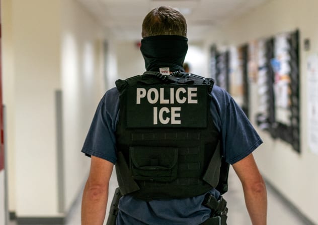  A federal immigration officer patrols the hallway at US immigration court in Manhattan, in New York City, US, June 26, 2025