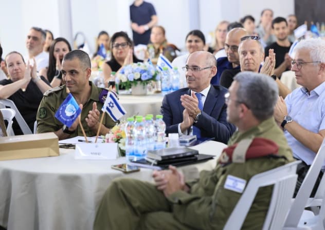 Governor of the Bank of Israel Prof. Amir Yaron with members of the IDF Manpower Directorate launching the consumer and financial guidance program for IDF soldiers in need, August 12, 2026.