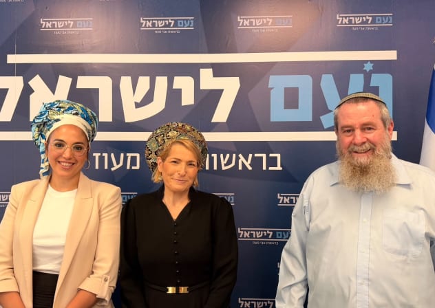 Liora Alon and Yisca Hayimov stand with Noam for Israel Party chair MK Avi Maoz. 