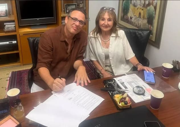 Avi Gabbay signs the club merger agreement with Ora Glazer at Maccabi Ramat Gan.