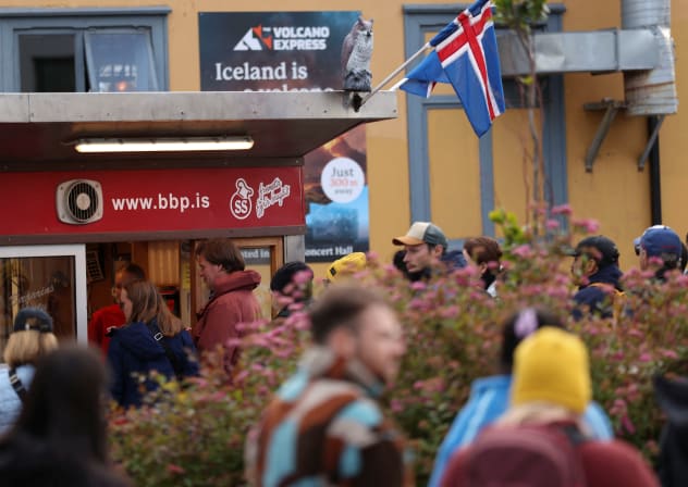 Tourists queue for a hot dog from Baejarins Beztu Pylsur stand ahead of a referendum on whether Iceland should resume accession negotiations with the European Union, in Reykjavik, Iceland, August 29, 2026.