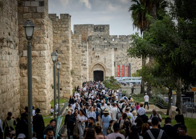 TOURISTS RETURN: Crowds at the Old City last Sukkot, Oct. 12, 2025.