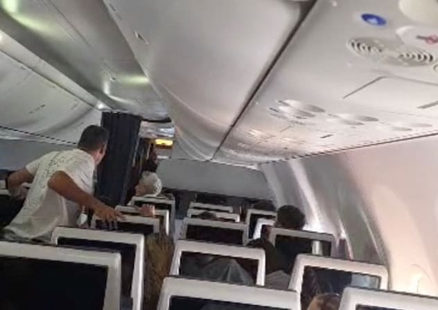 Flydubai passengers react and check after realising there is commotion in the cockpit Sunday, 4th October 2026