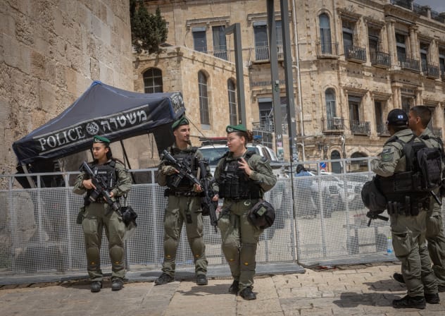 (Illustrative) Israeli border police officers stand guard at the entrance to Jerusalem’s Old City on April 6, 2026.  