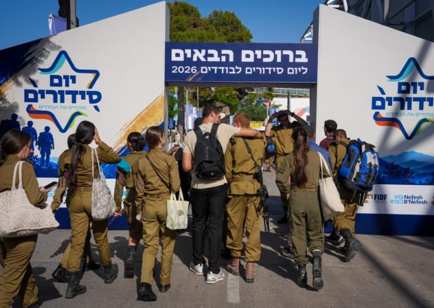 IDF lone soldiers walking into the Yom Siddurim event