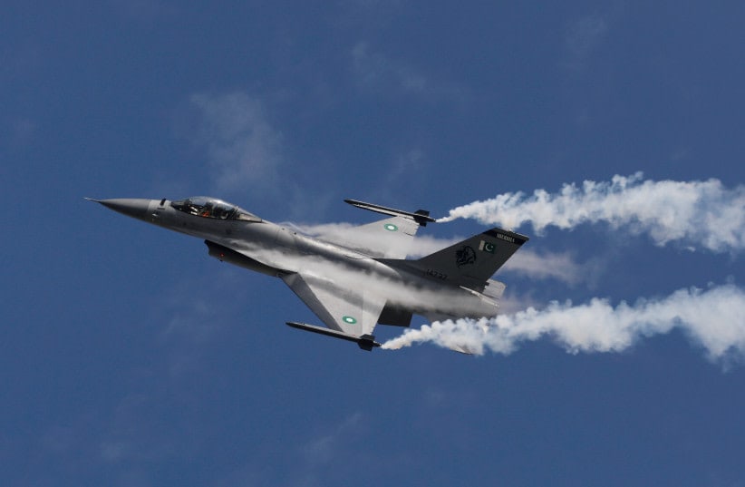  Un caza F-16 perteneciente a la Fuerza Aérea de Pakistán (PAF) actúa para conmemorar la 