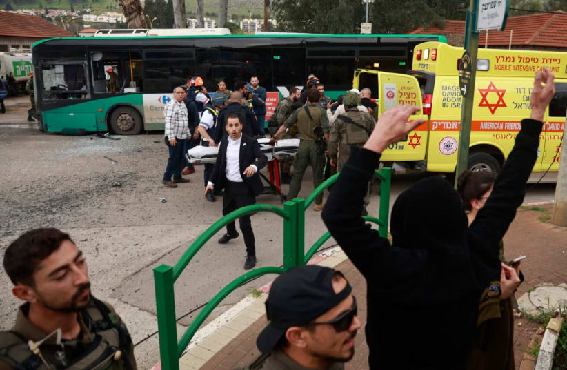 سربازان و کارکنان اورژانس به مداوای یک فرد مجروح بر اثر شلیک موشک از لبنان در 23 مارس 2026 در کریات شمونا، اسرائیل می پردازند.