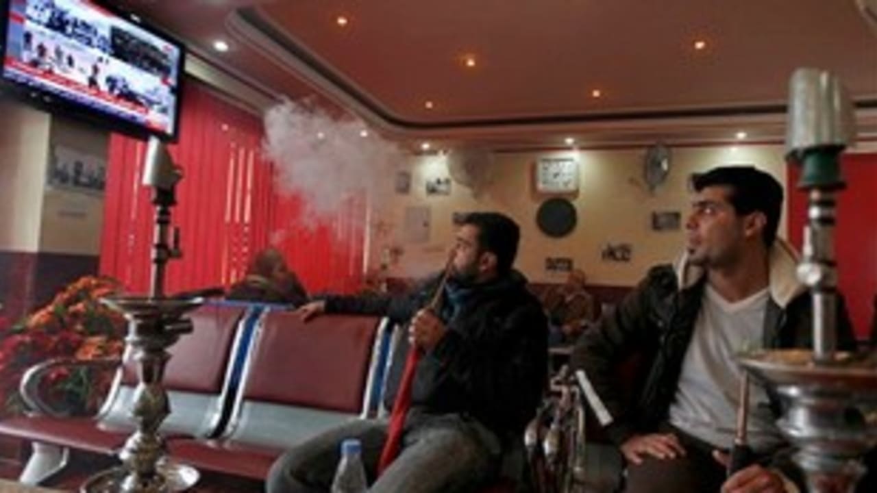 Iraqis watch Egyptain riots 311