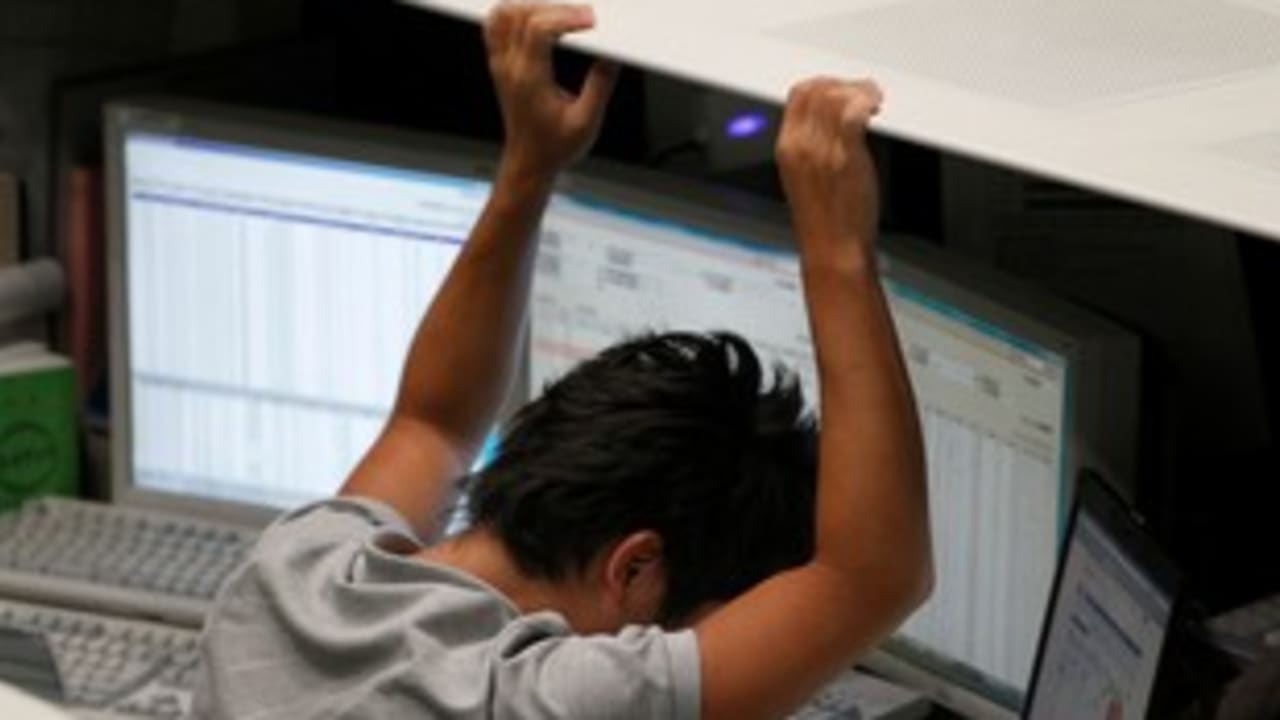 Tokyo Stock Exchange employee reacts to fall 311 (R)
