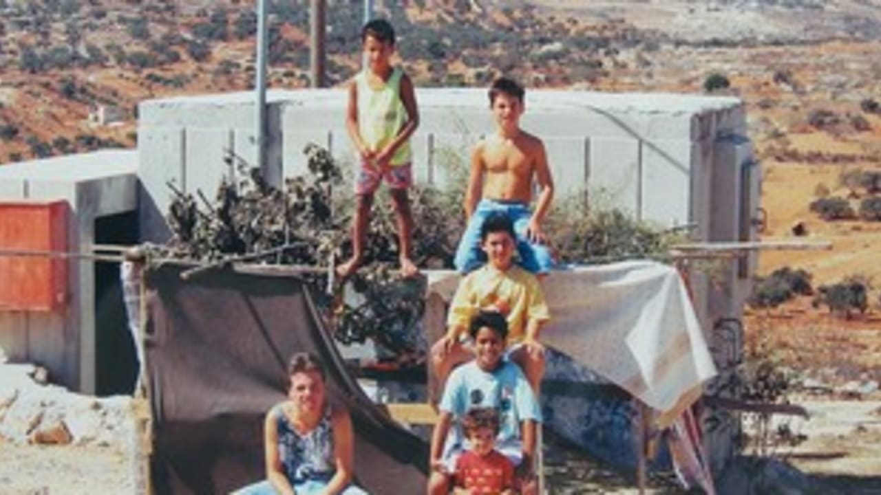 kids standing next to succa samaria 1990
