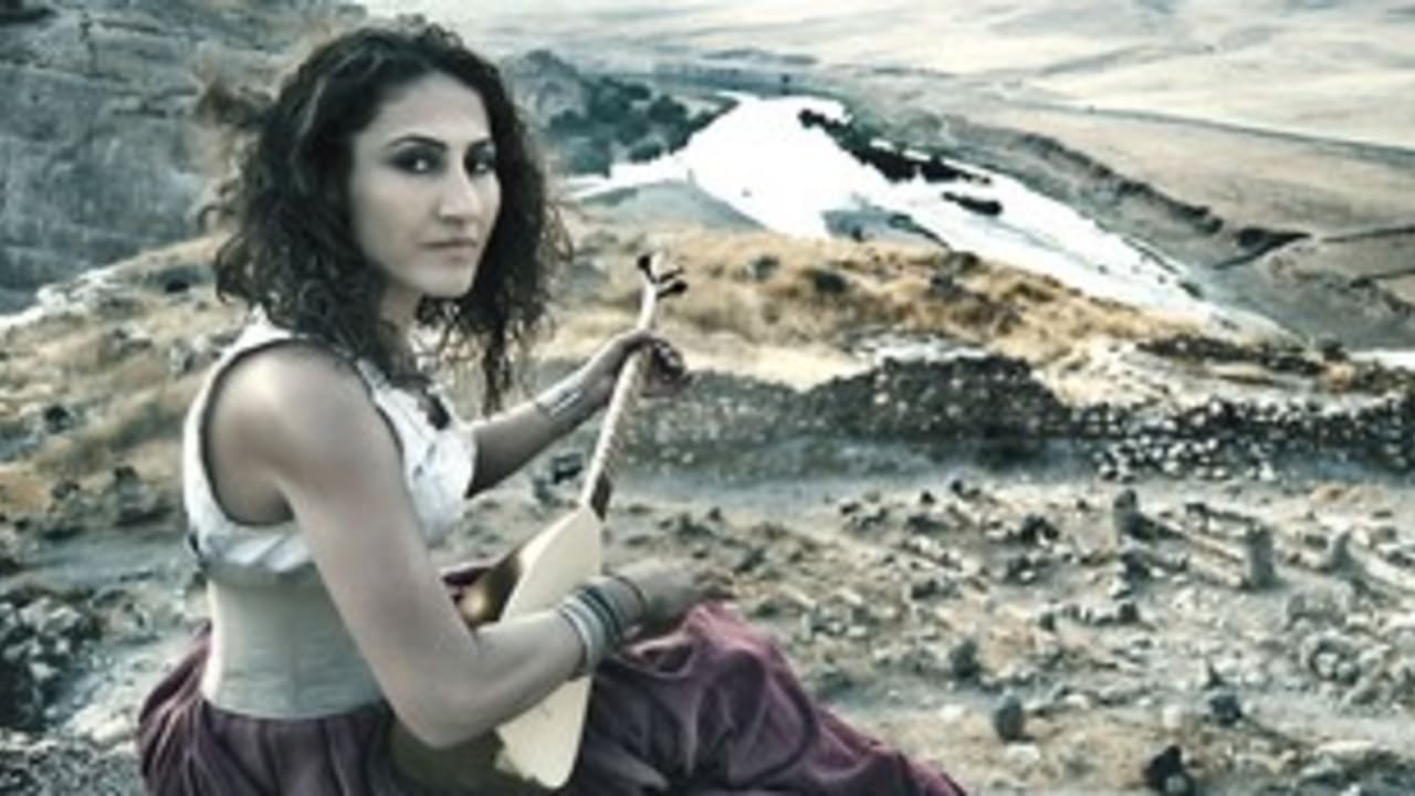 woman with oud 311