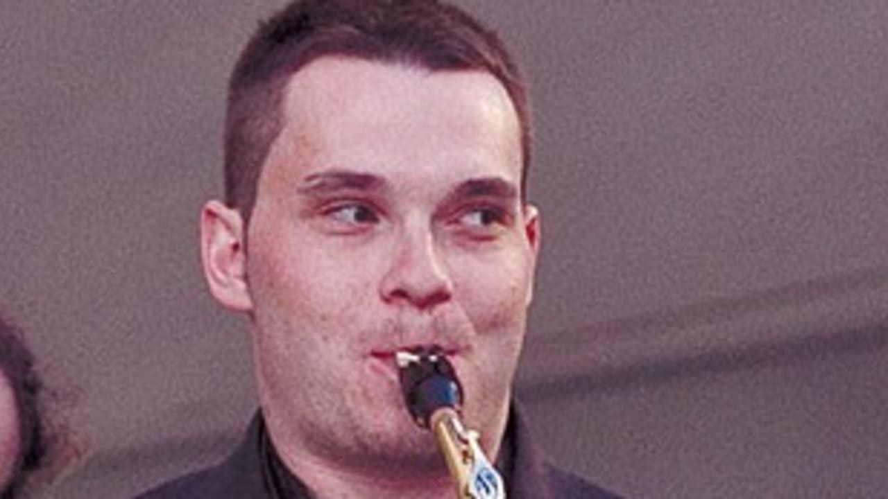 Man playing Jazz 311
