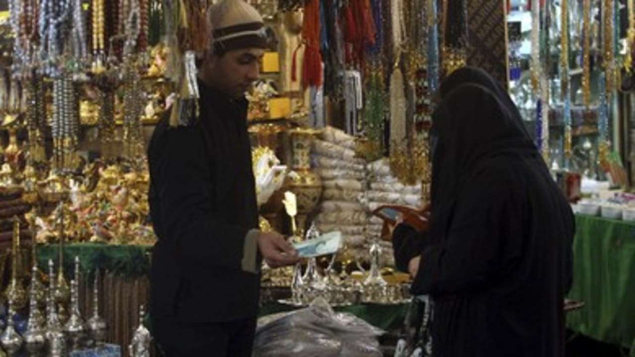 Iraqi currency exchange shop in Kerbala 390