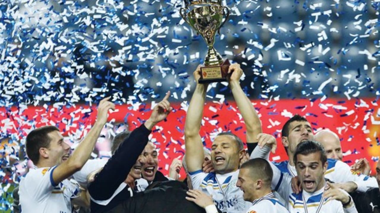 Ironi Kiryat Shmona players lift the Toto Cup 521
