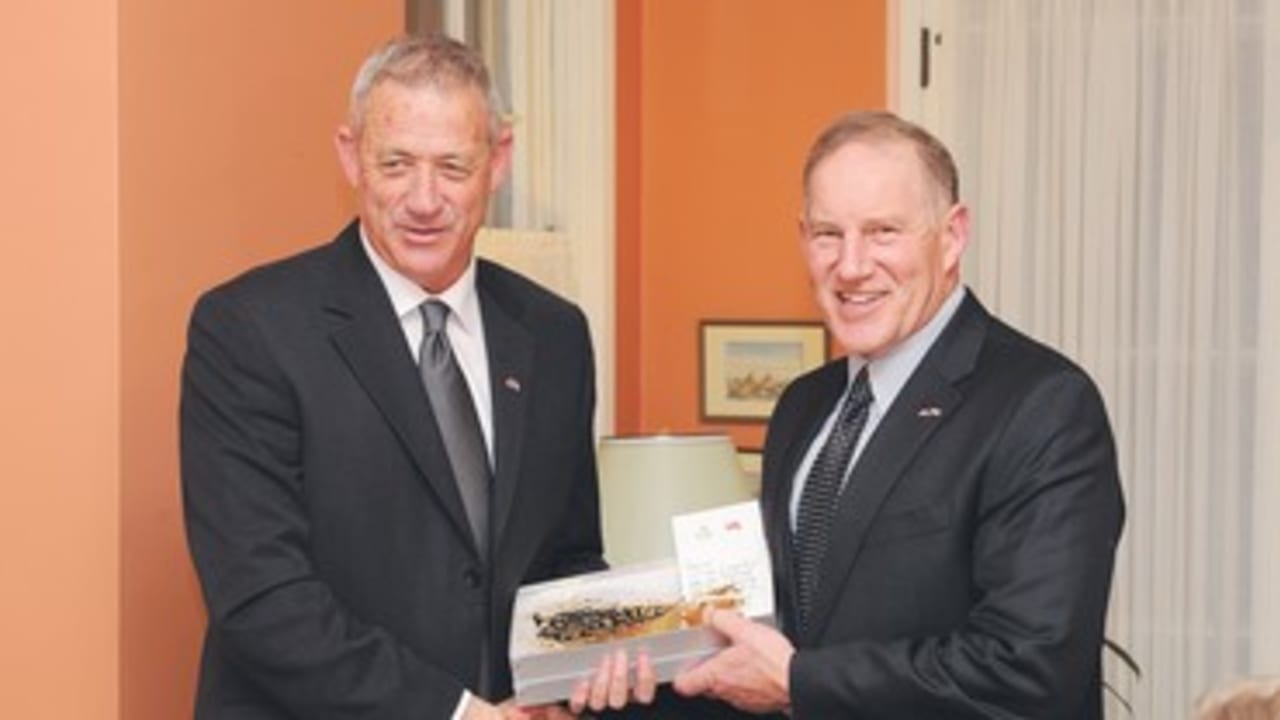 Gantz meets with Canada's Gen. Walter Natynczyk 370 