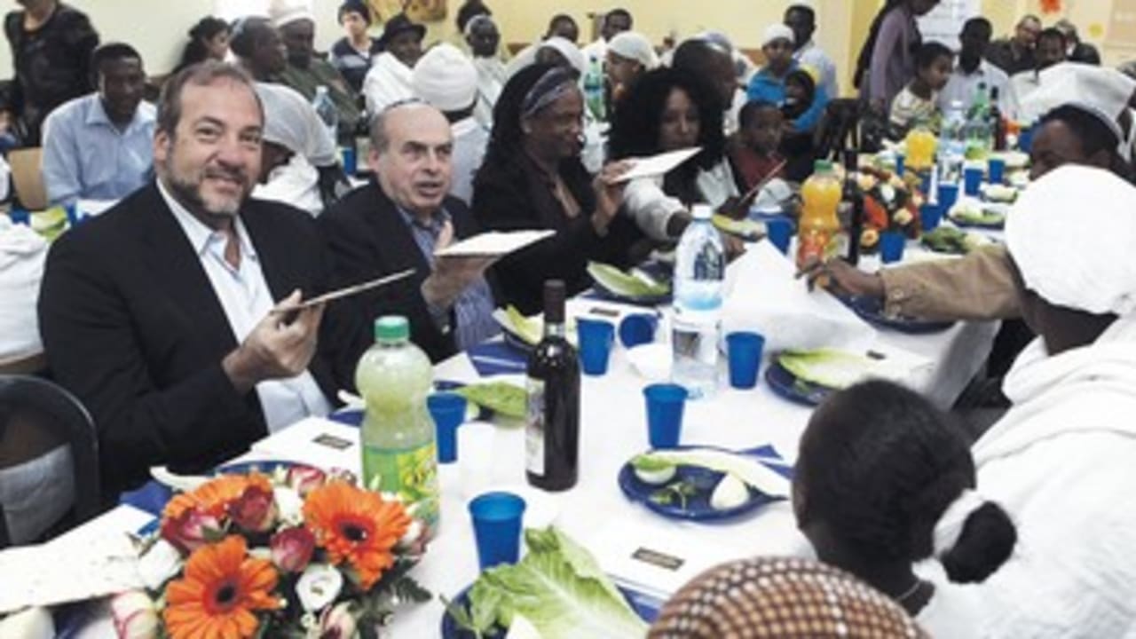 Seder with Ethiopian olim 370 (Do not reuse)