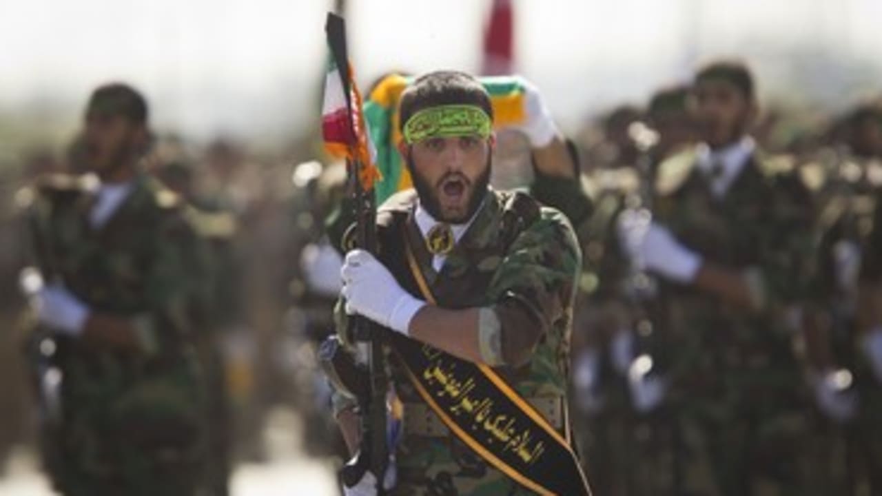 Iranian soldiers marching _370