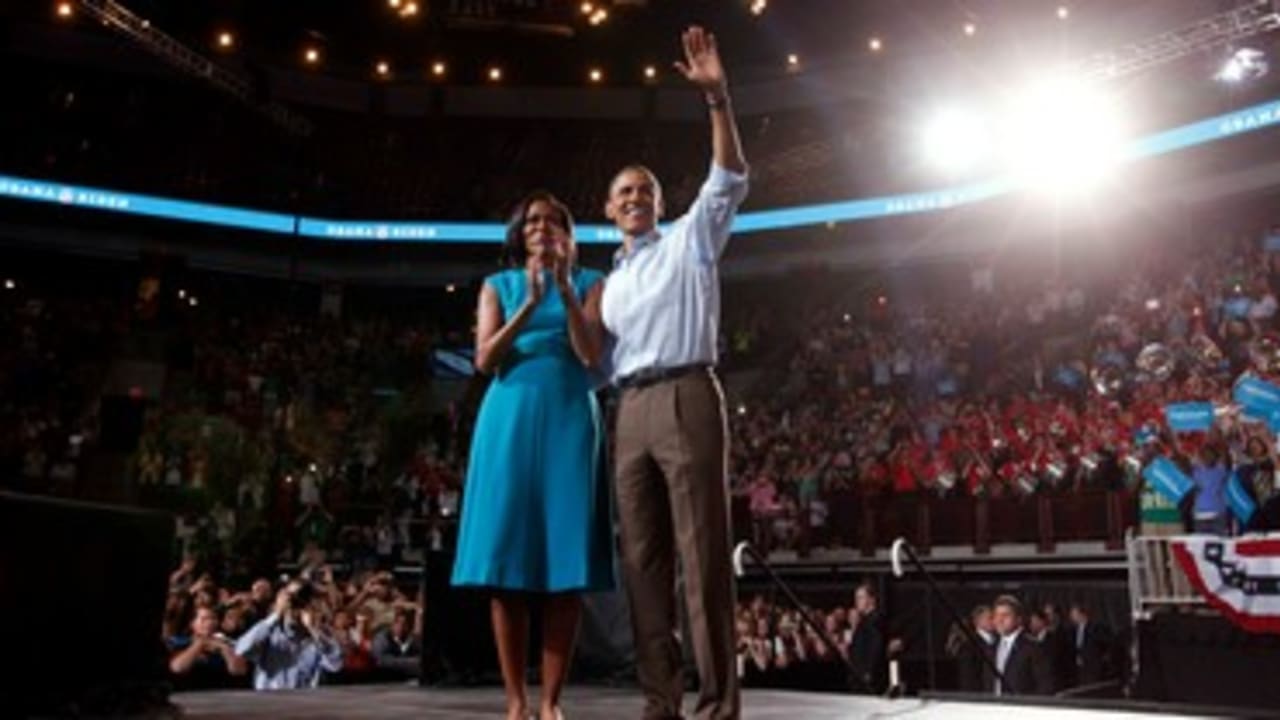 Barack Obama with wife at Ohio rally 370
