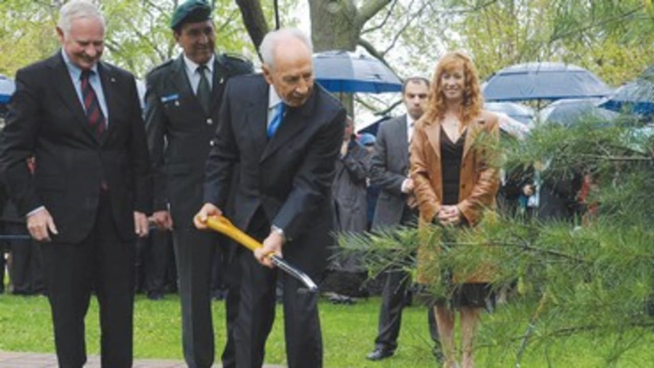 Shimon Peres plant tree in Canada