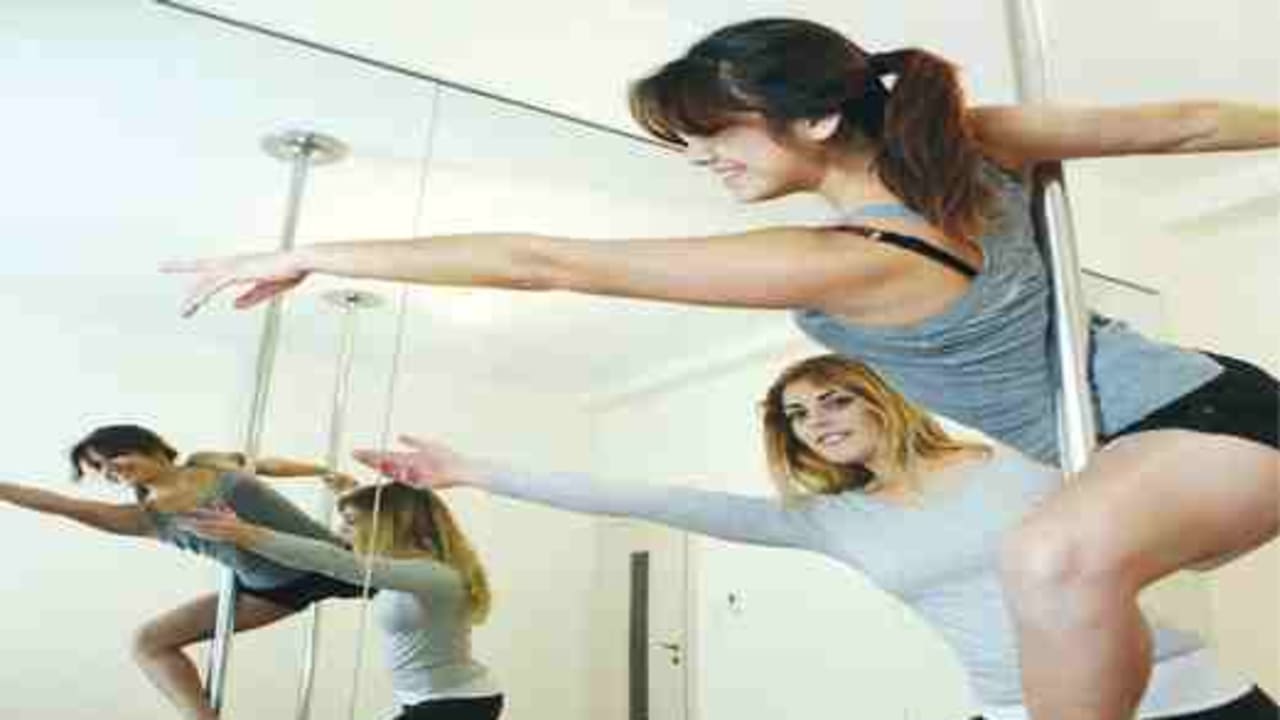 La pole dance a séduit les jeunes femmes orthodoxes