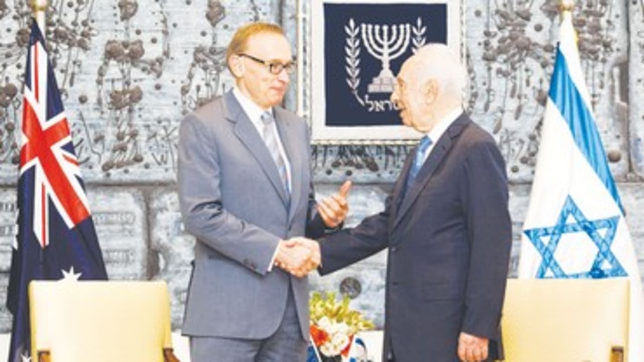 Bob Carr shakes hands with President Shimon Peres 370