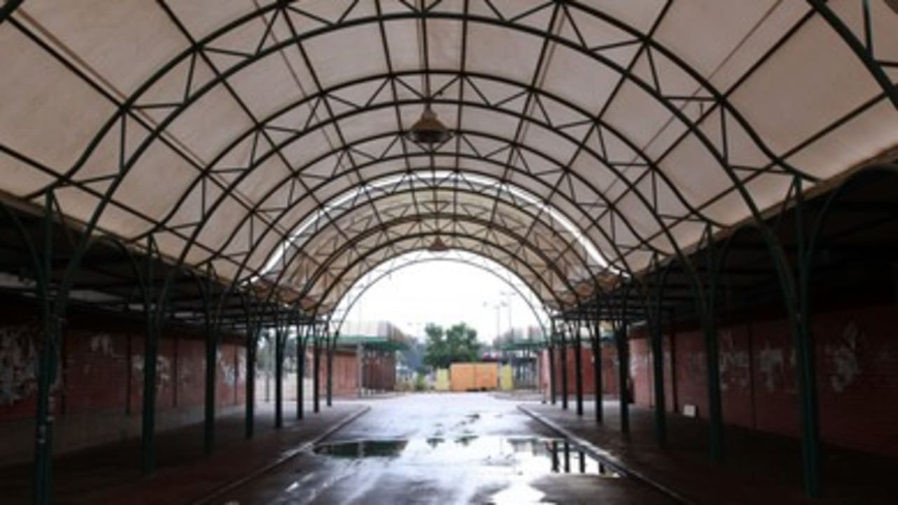 Empty shuk in Sderot 390