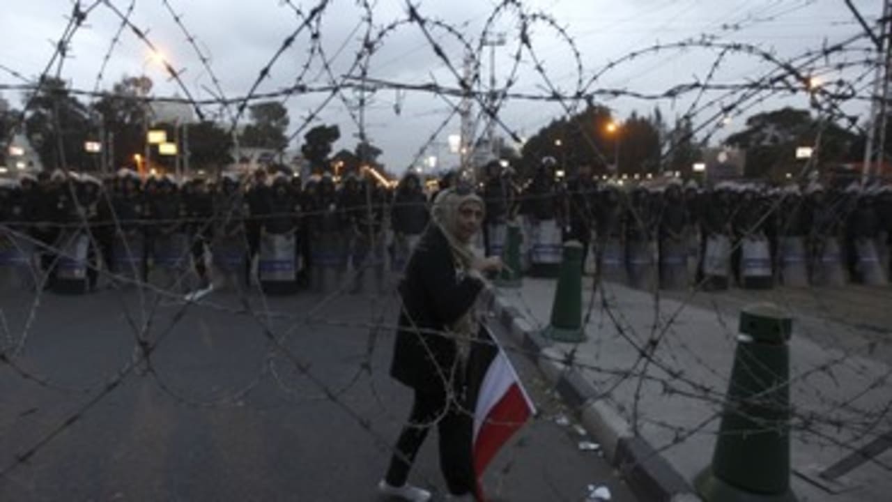 Protesters outside Egyptian presidential palace 370