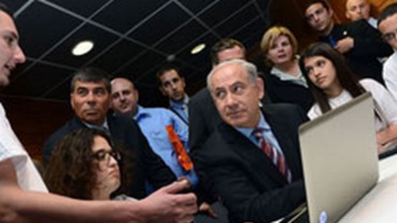 Prime Minister Binyamin Netanyahu speaks to students 370