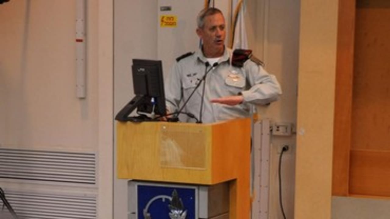 Benny Gantz speaks at senior military forum 370