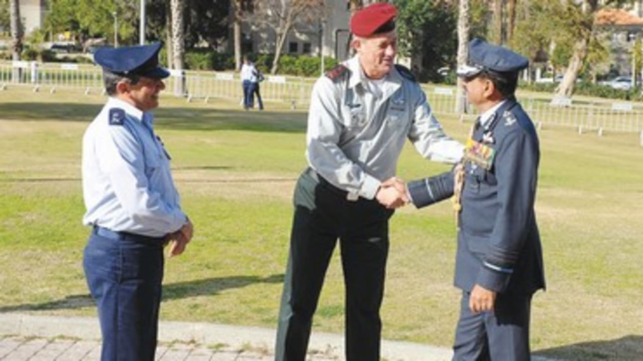 Gantz greets India’s Air Chief Marshal Nak Browne 370