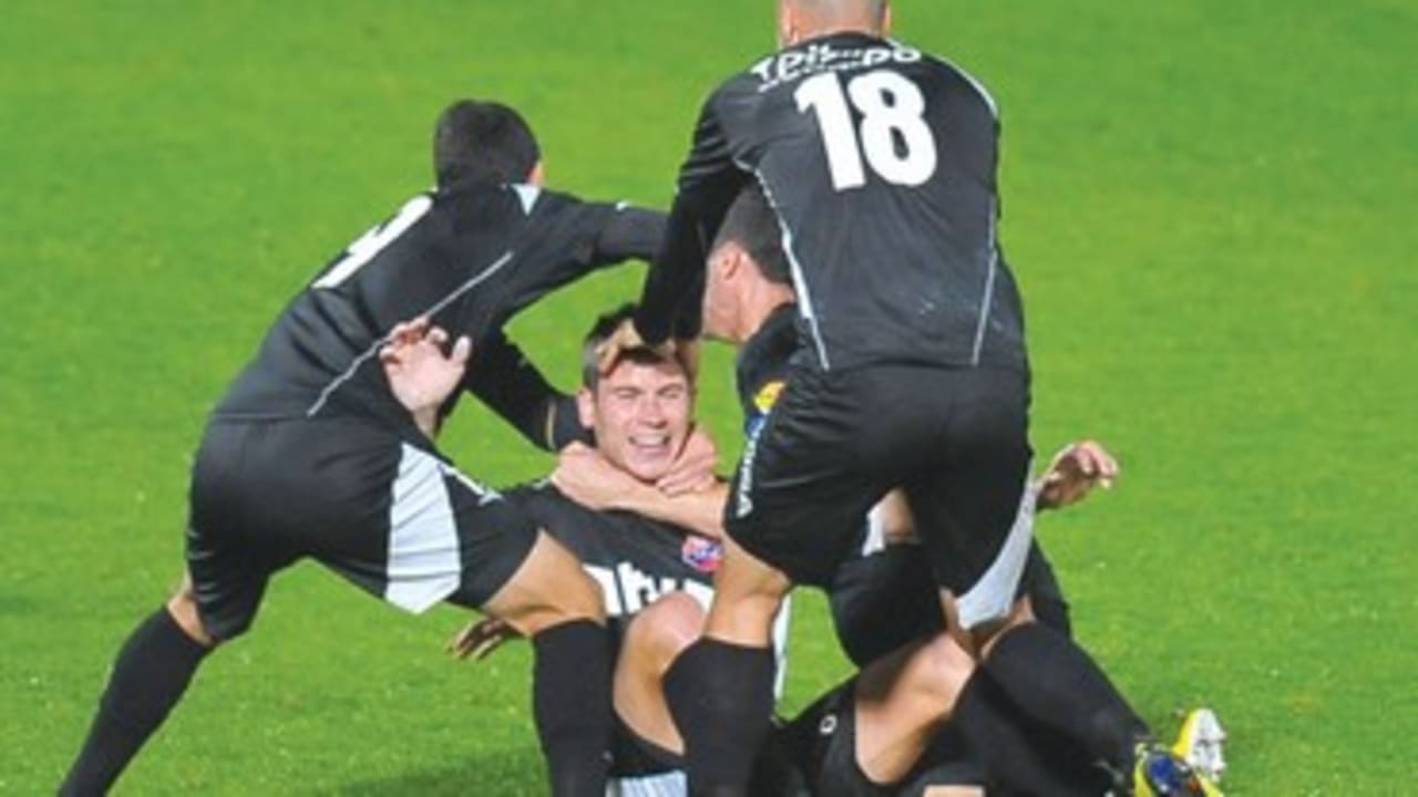 HAPOEL HAIFA players celebrate with Stefan Denkovic 370