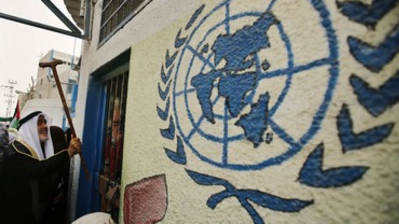 Palestinian knocks on aid center 370