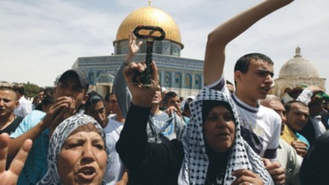 Palestinians protest at al Aksa Mosque