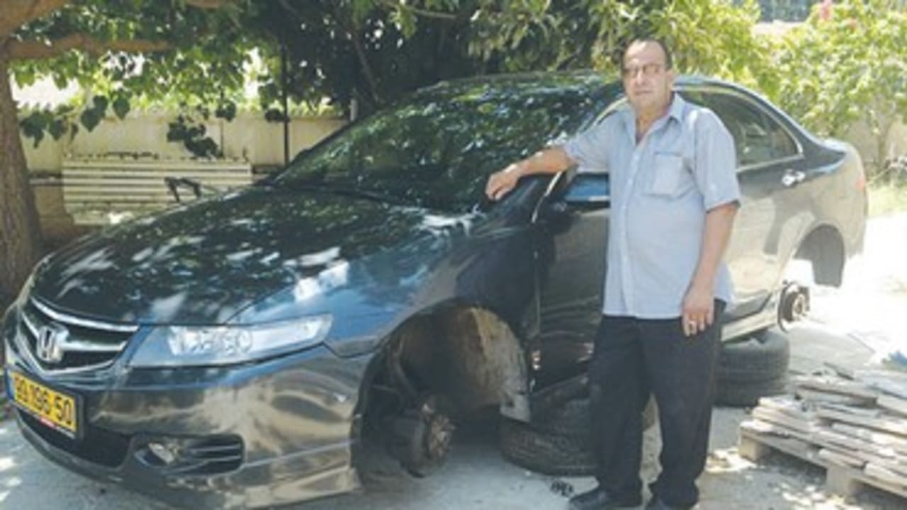 vandalized car abu ghosh 370