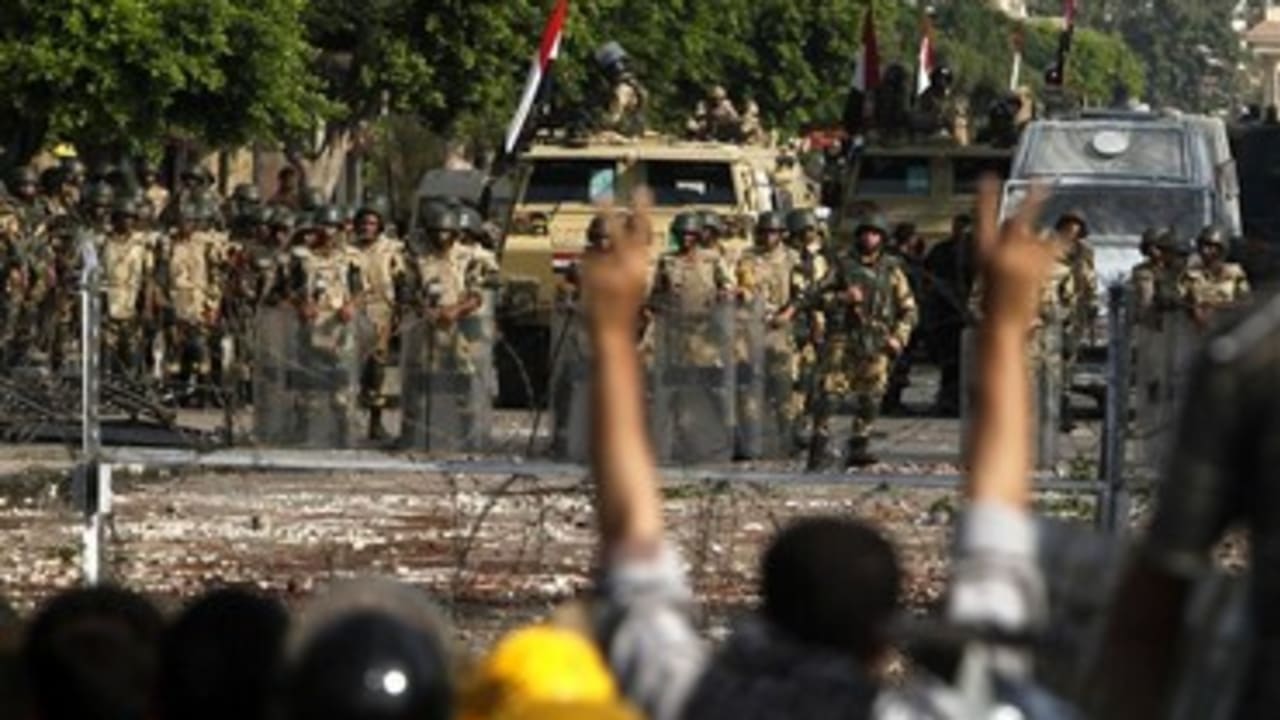 Egyptian army stands guard near Morsi supporters370