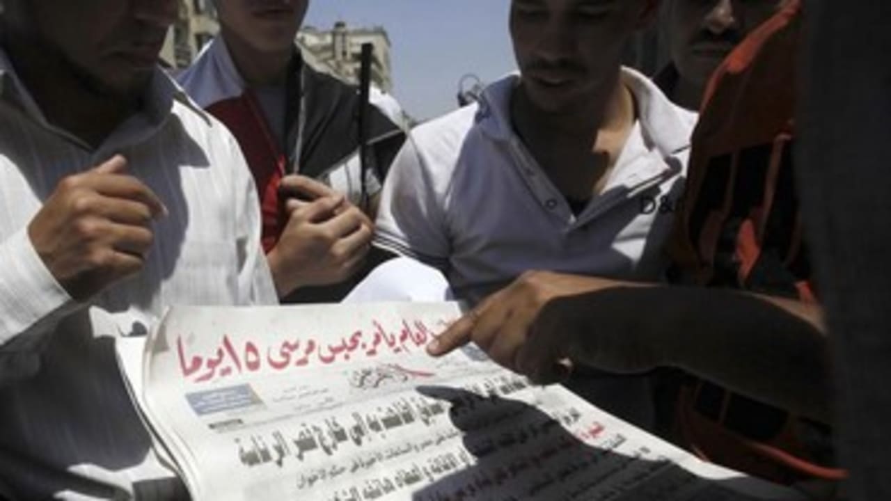 Brotherhood Morsi supporters reading Al Ahram 370