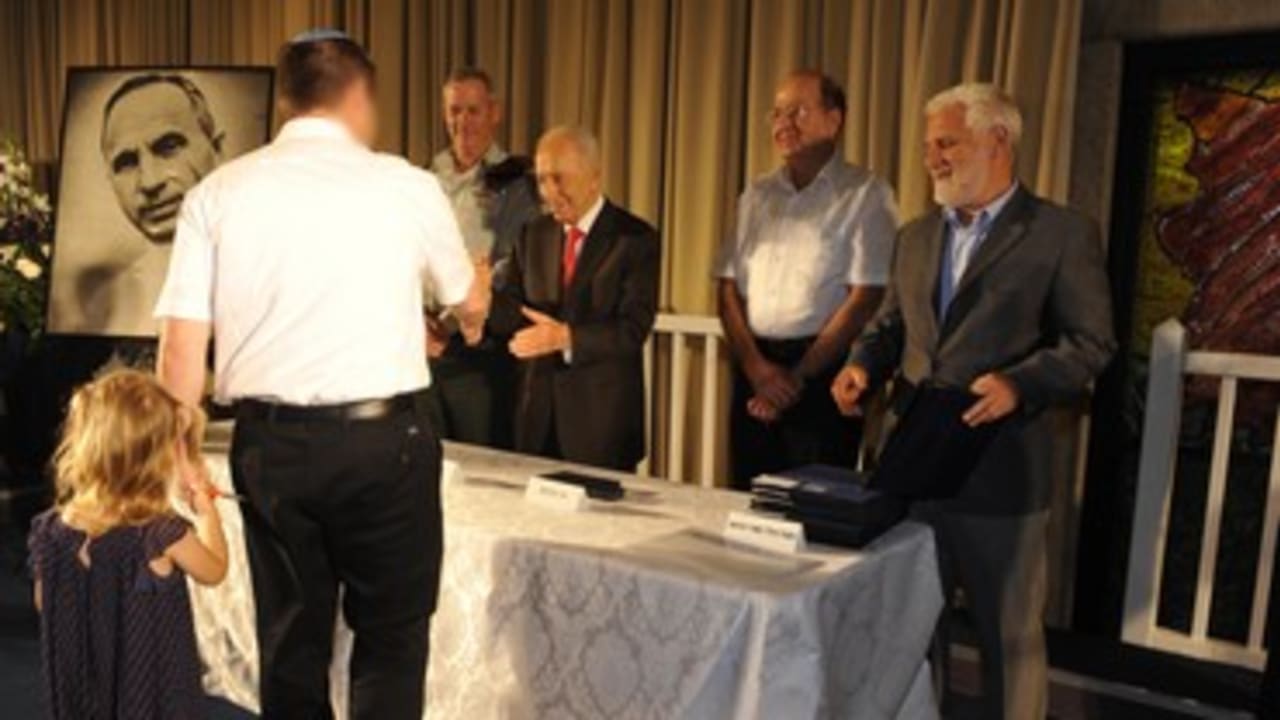 Peres and Bogie at award ceremony