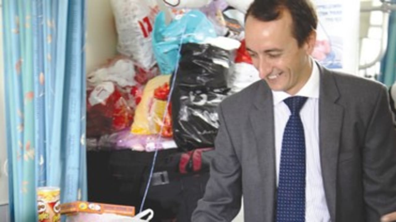 Australian Ambassador Dave Sharma visits wounded Syrian 370