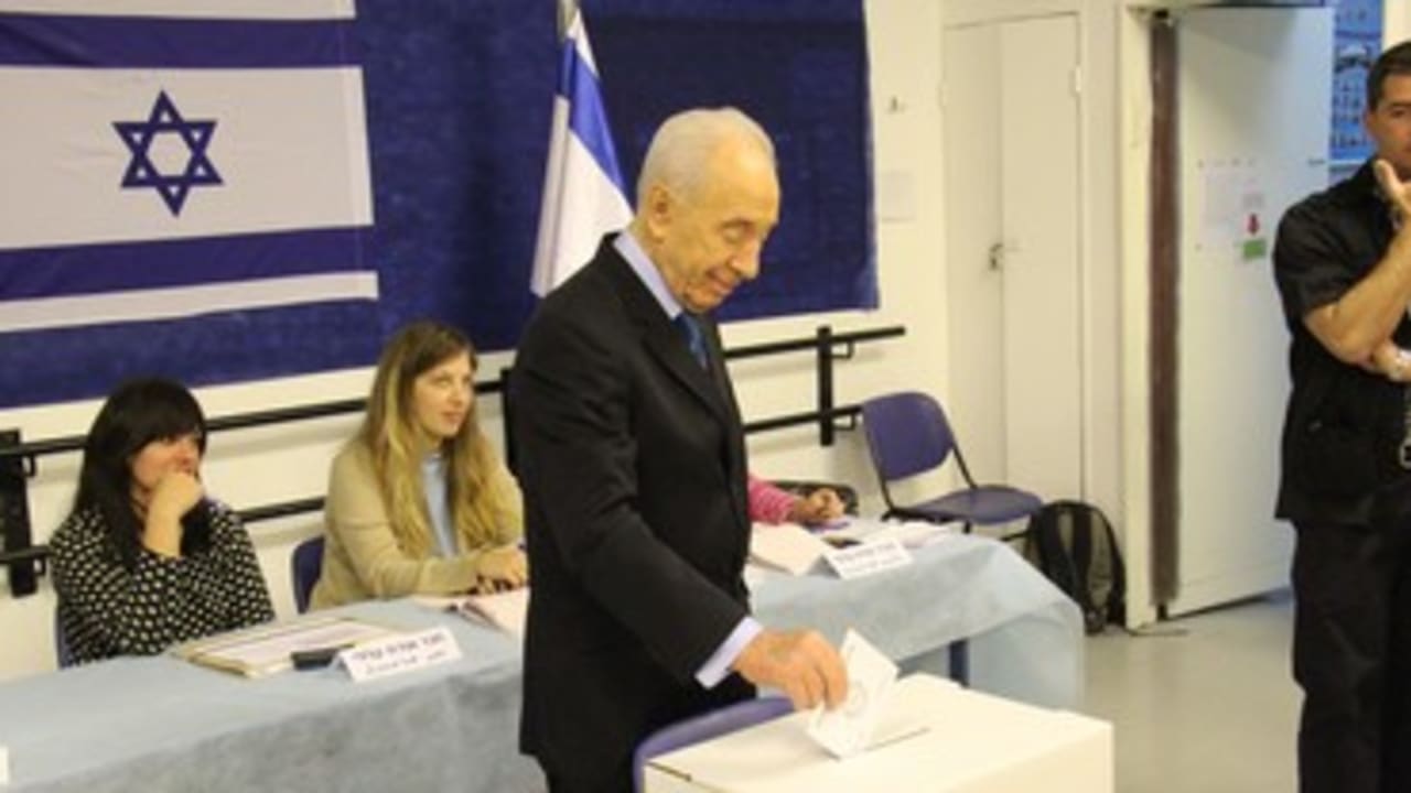 Peres votes in municipal elections 370