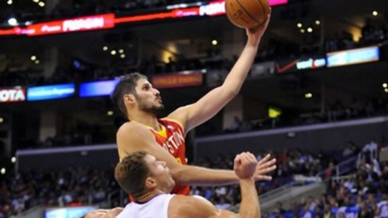 Omri Casspi shoots over LA's Blake Griffin 370