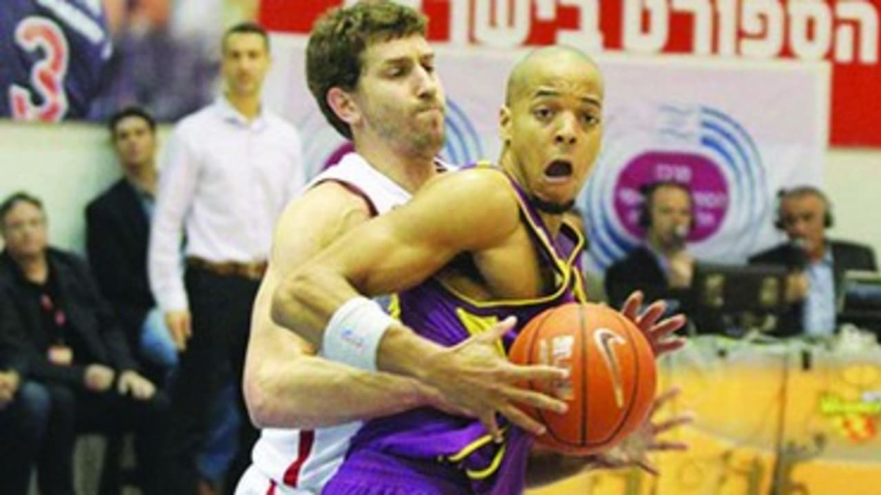 Hapoel Tel Aviv’s Matan Naor and Hapoel Holon forward Isaac Rosefelt.