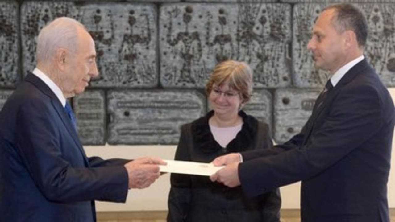 Pres. Shimon Peres (L), Foreign Ministry official Talia Lador-Fresher, and Hungarian ambassador Andor Nagy